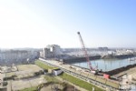 Uitzonderlijk ruim appartement met breed panoramisch uitzicht over de jachthaven en het tennisplein. Vanuit de mooie woonkamer heeft u rechtstreeks toegang tot het royaal zonneterras (met 2 terrasbergingen) en geniet u van prachtige vergezichtigen. Verder beschikt dit appartement nog uit een volledig ingerichte keuken, inkomhall met afzonderlijk toilet, badkamer met ligbad en dubbele wastafel, 3 slaapkamers, terras achteraan en cv op gas. Op het gelijkvloers bevinden zich de ruime private berging, de fietsenberging en een handig huisvuillokaal. Mogelijkheid tot aankoop van een private garagebox in de onmiddellijke nabijheid (Leopold park; vraagprijs: € 70.000). (21/009)